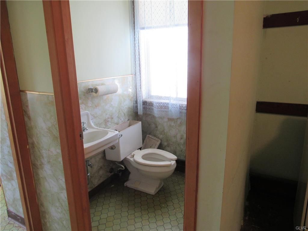 206 W 3rd St, Mount Carmel, PA 17851